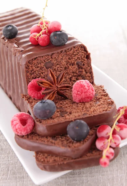 Csokoládé torta és bogyók — Stock Fotó
