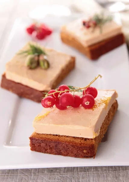 Voorgerecht, foie gras en peperkoek — Stockfoto