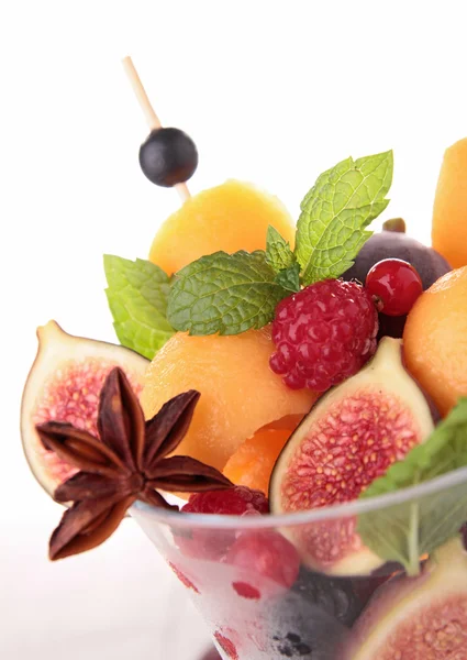 Świeże owoce sałatka i mięty — Zdjęcie stockowe