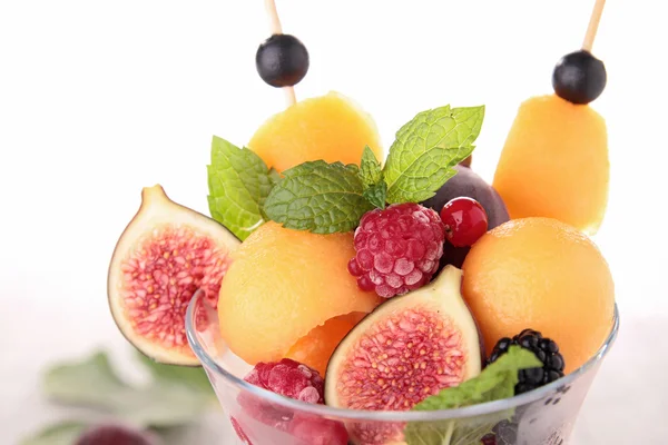 Sałatki ze świeżych owoców i mięty — Zdjęcie stockowe