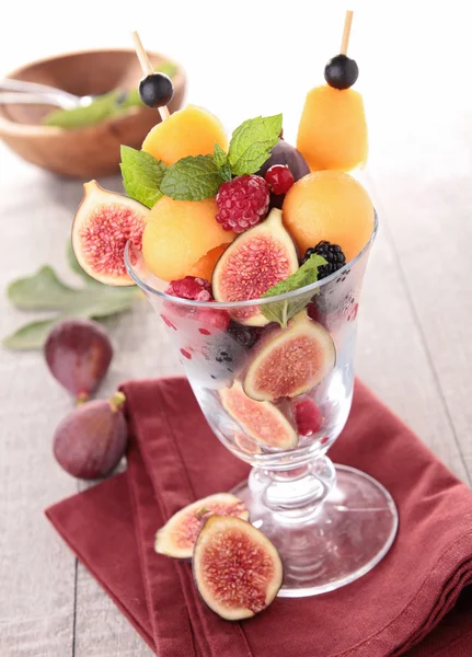 Verse fruitsalade en mint — Stockfoto