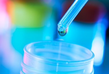 test tüpleri closeup mavi zemin üzerine.