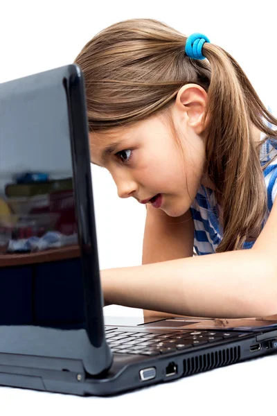 Sevimli küçük kız onu laptop ile oturuyor — Stok fotoğraf