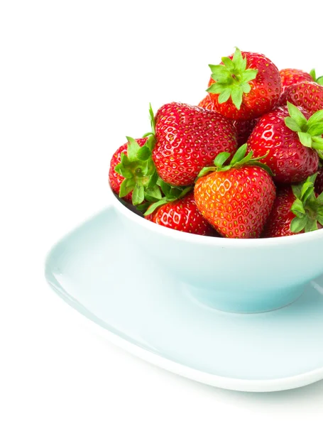 草莓浆果与绿叶和孤立上白 — 图库照片