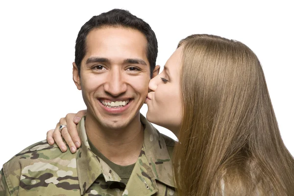 女性のラテン系アメリカ人の軍人の頬にキスします。 — ストック写真