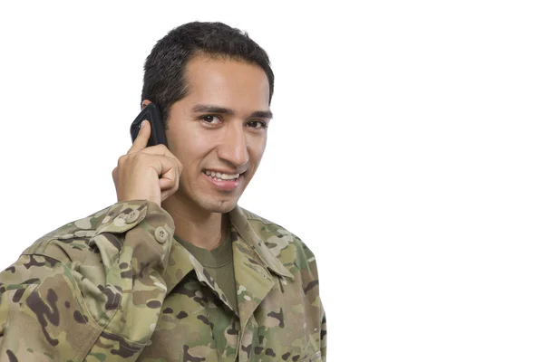 Un soldat hispanique utilise un téléphone portable — Photo