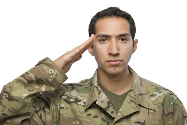 Hispanic Soldier hilser på hvit bakgrunn – stockfoto