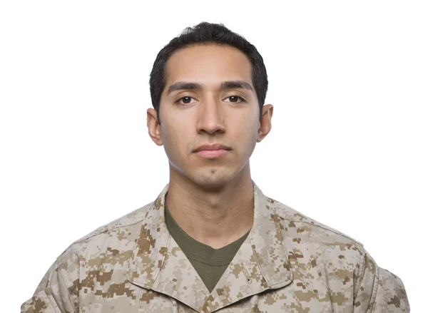 Hispanic Soldier på hvit bakgrunn – stockfoto