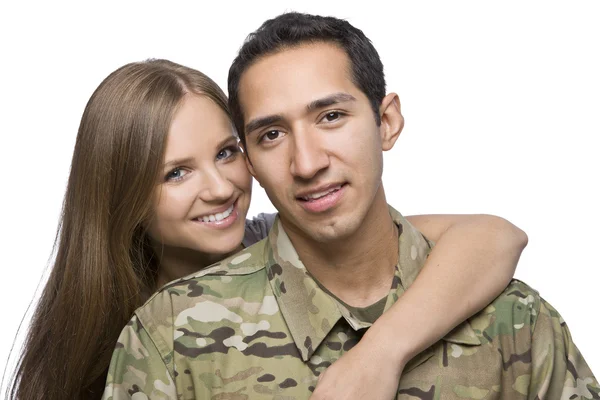 Militær mann og kone som klemmer hverandre – stockfoto
