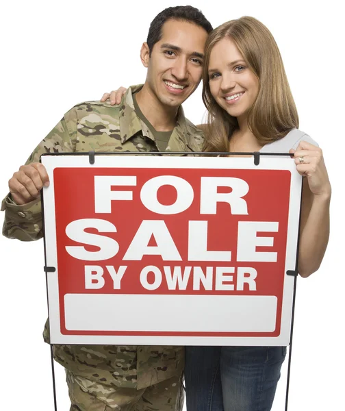 Casal militar segurando um para venda pelo sinal do proprietário Imagens Royalty-Free
