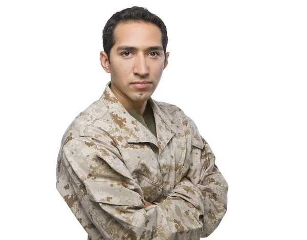 腕を組んで立っている軍のヒスパニック系の男性 ロイヤリティフリーのストック画像