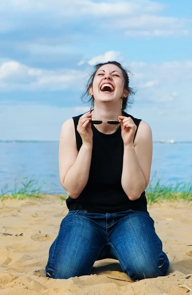 Smějící se žena na pláži — Stock fotografie