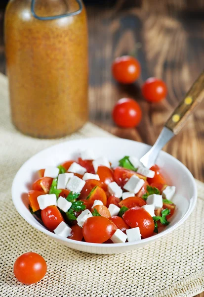 Sallad med tomater, fetaost och persilja — Stockfoto