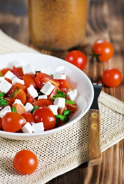 Salat mit Tomaten, Feta und Petersilie — Stockfoto