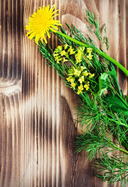 Fleurs et herbe sur le fond de bois — Photo