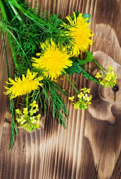 Цветы и трава на деревянном фоне — стоковое фото