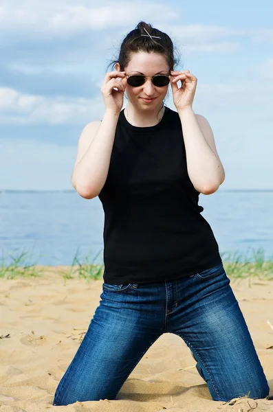Jovem bela mulher na praia — Fotografia de Stock