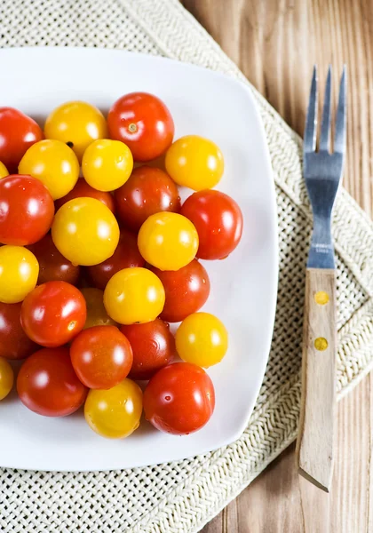 Червоні та жовті вишневі помідори — стокове фото