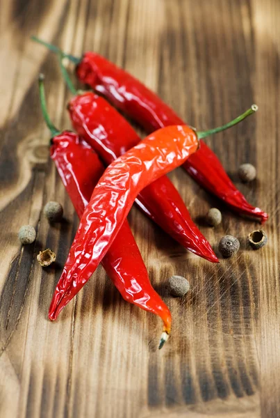 Red hot chili peppers en zwarte peper — Stockfoto