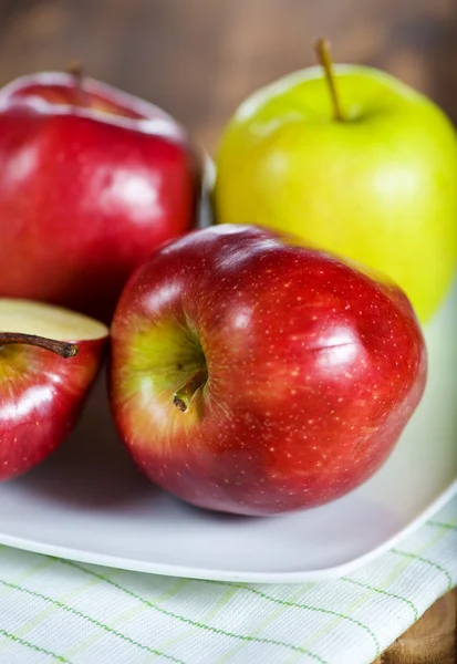 Röda och gröna äpplen — Stockfoto