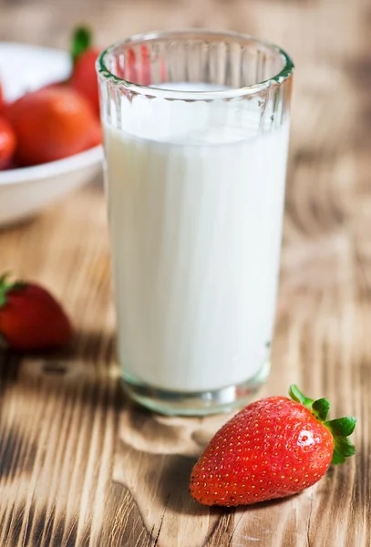 Morango e copo de leite — Fotografia de Stock