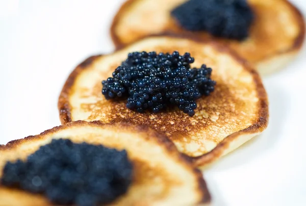 Clatite cu caviar negru — Fotografie, imagine de stoc