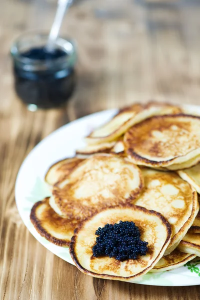 Pannkakor med svart kaviar — Stockfoto