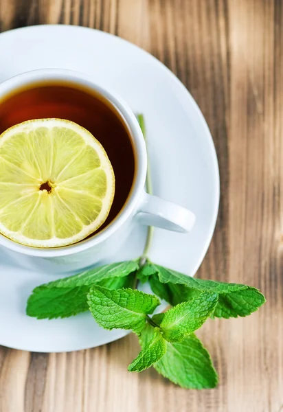 Чай с мятой и лимоном — стоковое фото