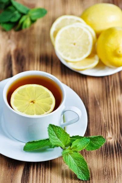 Taza de té con menta y limón —  Fotos de Stock