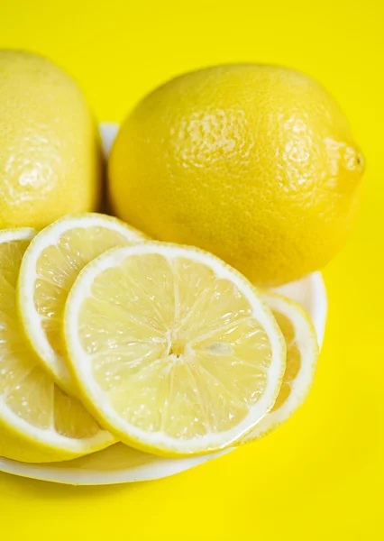 Limões no fundo amarelo — Fotografia de Stock