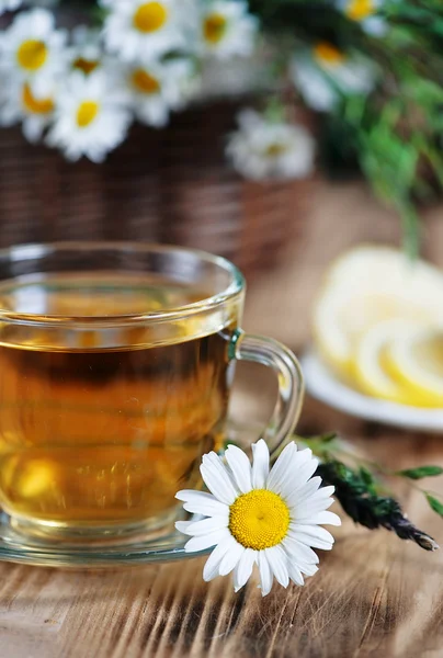 Bylinkový čaj, citrony a bylin v koši — Stock fotografie