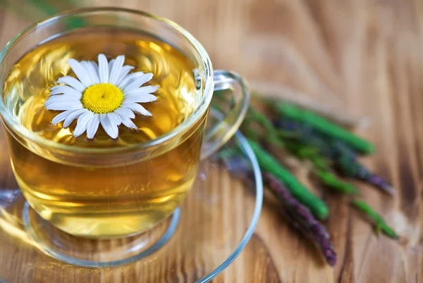 Чай с ромашкой и травами — стоковое фото