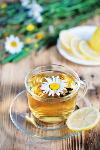 Чай с ромашкой и лимонами — стоковое фото