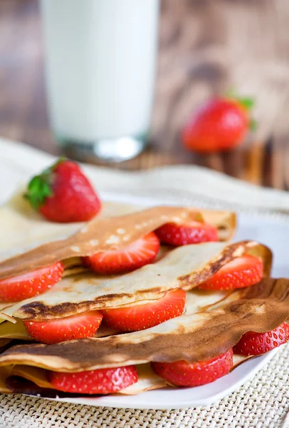 Pannkaka med jordgubbe — Stockfoto