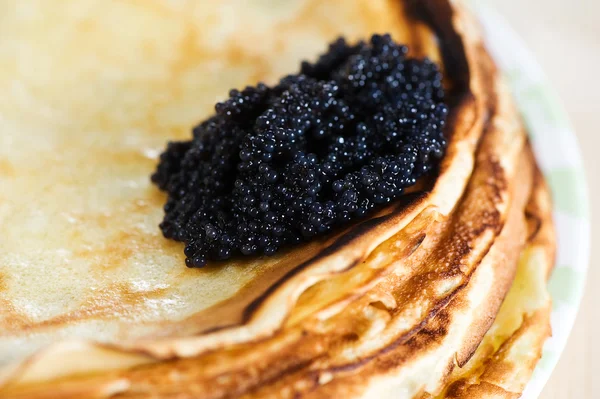 Pfannkuchen mit schwarzem Kaviar — Stockfoto