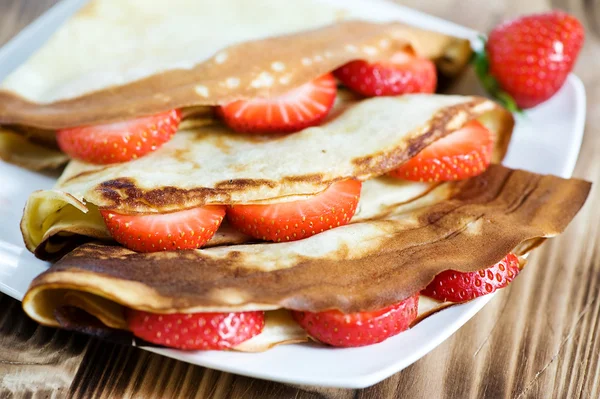 Pannkaka med jordgubbe — Stockfoto
