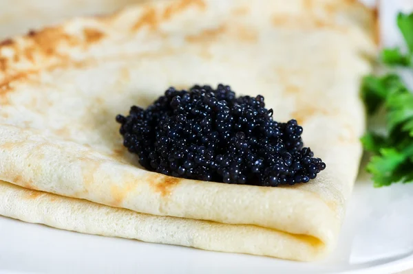 Panqueque con caviar negro — Foto de Stock