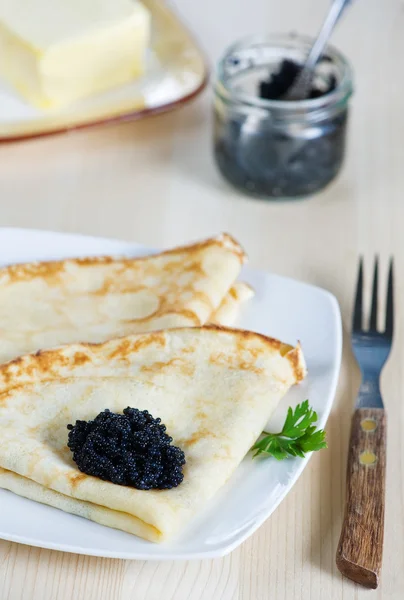 Bunt pannkakor med svart kaviar — Stockfoto