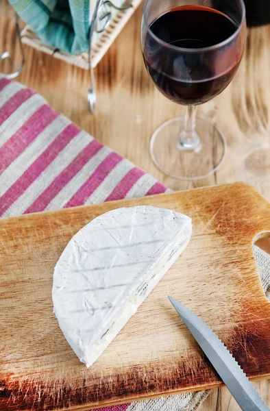 Kék sajt, a kés és a bor — Stock Fotó