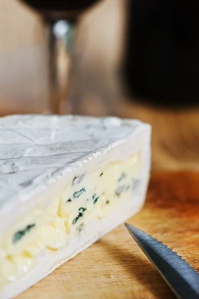 Kék sajt, a kés és a bor — Stock Fotó