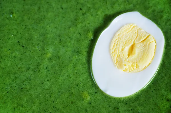 Textuur van spinazie crème soep met ei — Stockfoto