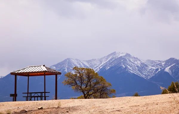 Ensam pergola på toppen av kullen — Stockfoto