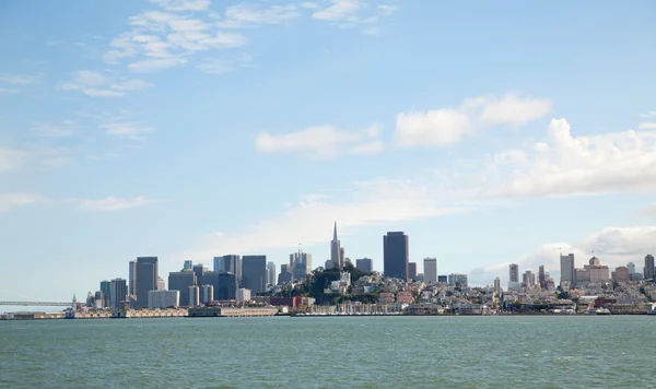 Die Innenstadt von San Francisco vom Meer aus gesehen — Stockfoto
