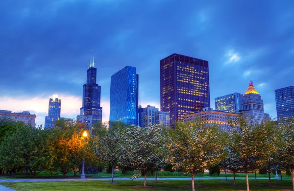 Downtown chicago, il in de avond — Stockfoto