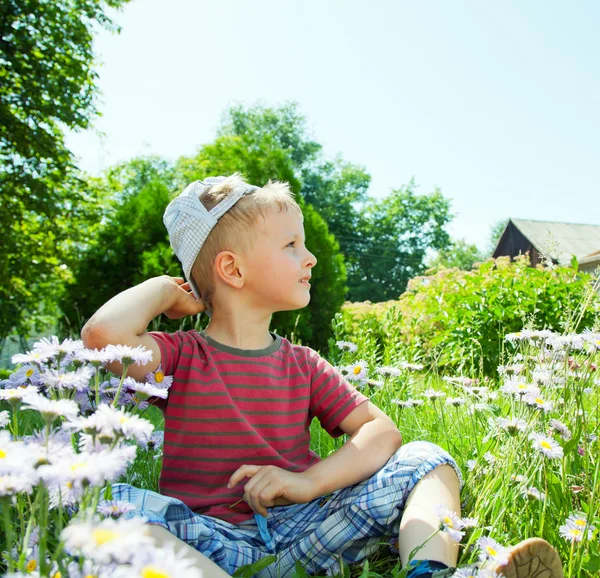 작은 소년 잔디에 앉아 — 스톡 사진