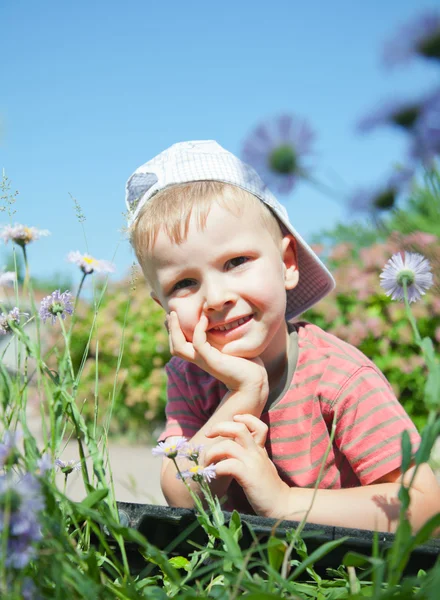 Küçük bir çocuk üzerinde çim döşeme — Stok fotoğraf