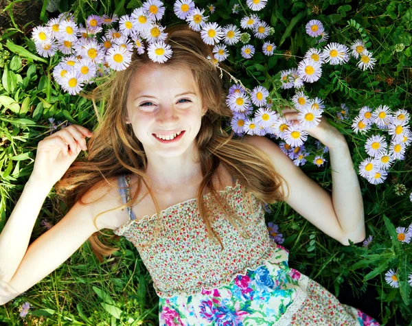Adolescente ragazza sdraiata in erba — Foto Stock