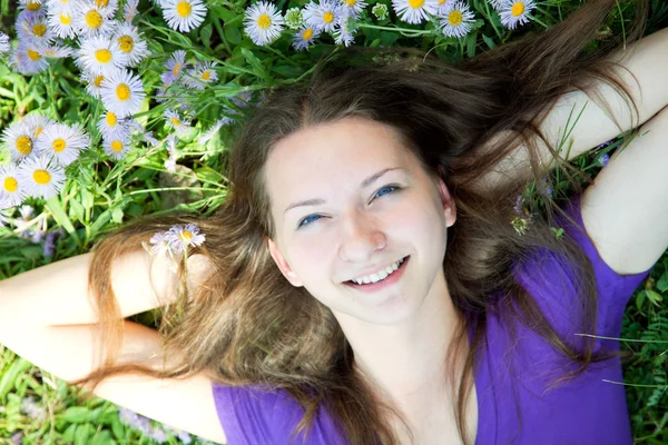 Menina adolescente deitado na grama — Fotografia de Stock