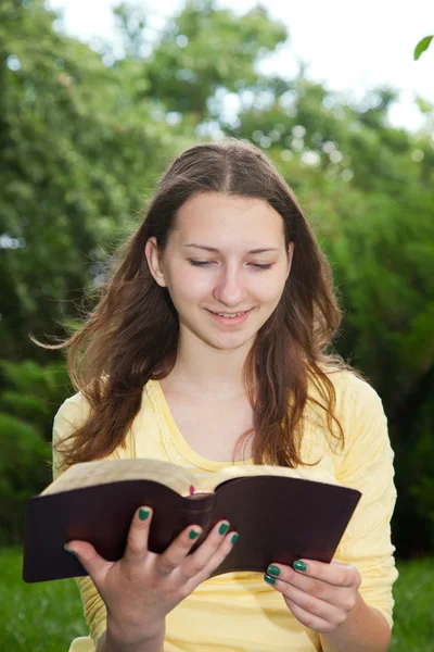 Genç kız okuma kitabı — Stok fotoğraf