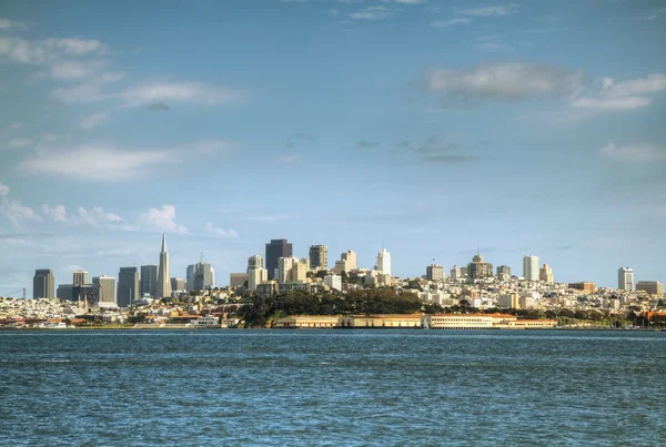 Die Innenstadt von San Francisco vom Meer aus gesehen — Stockfoto